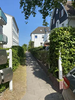 Zugang vom Parkplatz zur Villa