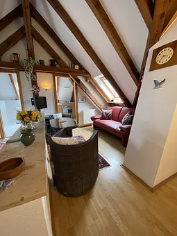 Frühstücksplatz mit gemütlichem Sofa