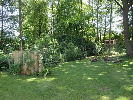 Garten mit Feuerstelle und separater Sitzecke