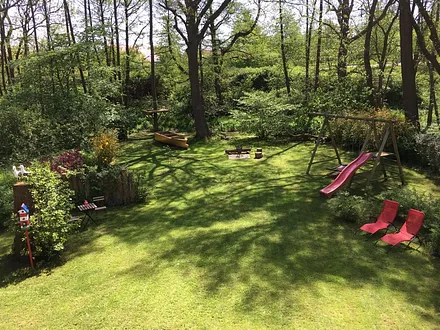 Blick vom Wohnzimmer in den Garten 