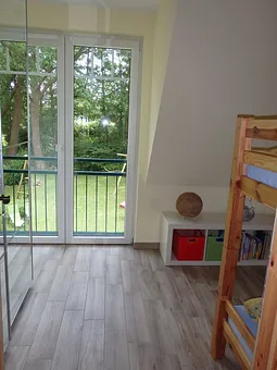 Schlaf-/Kinderzimmer mit Blick in den Garten