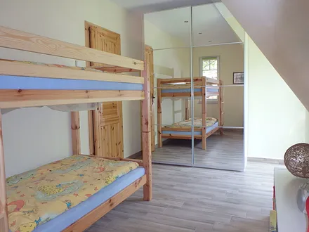 Schlaf-/Kinderzimmer mit Etagenbett und großem Schrank