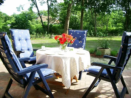 sonnige Terrasse mit Garten