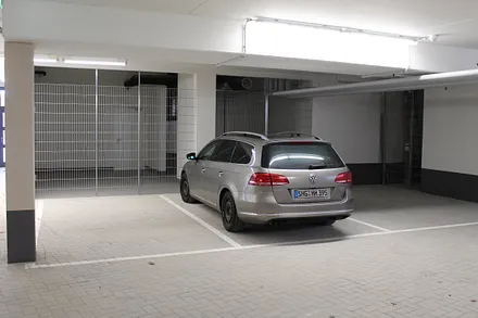 Der zur Wohnung gehörende Parkplatz