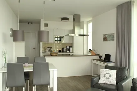 Einbauküche mit Esstisch für 4 Personen