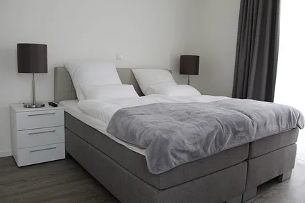 1. Schlafzimmer mit Boxspringbett 180 x 200