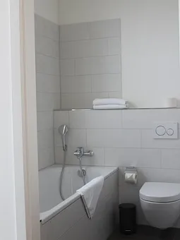 Das Wannenbad mit dierektem Zugang aus dem 1. Schlafzimmer