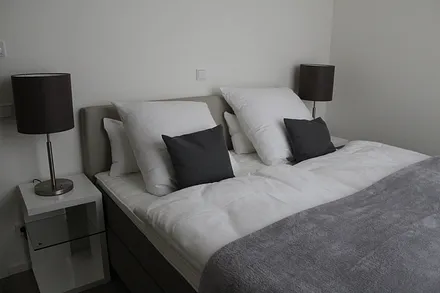 2. Schlafzimmer mit Boxspringbett 180 x 200