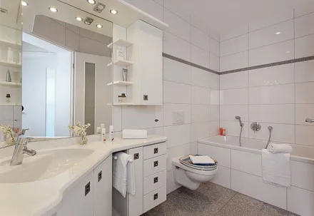 2. Bad mit Wannenbad