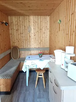 Gemütliche Essecke in abgeschlossener Küche