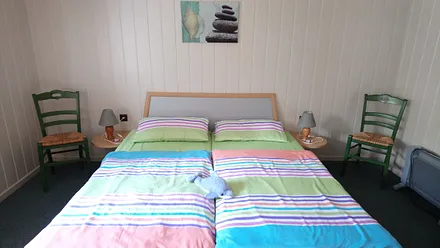 Schlafzimmer mit Doppelbett