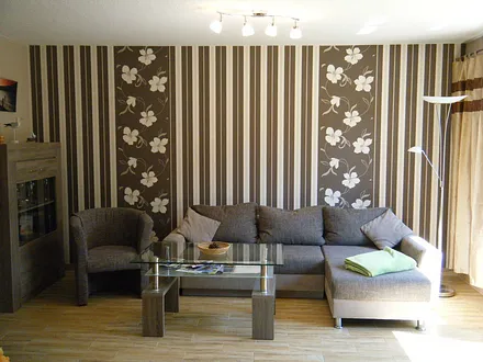 Gemütlicher Wohnraum mit Kamin