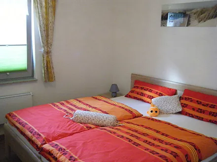 Schlafzimmer mit Doppelbett