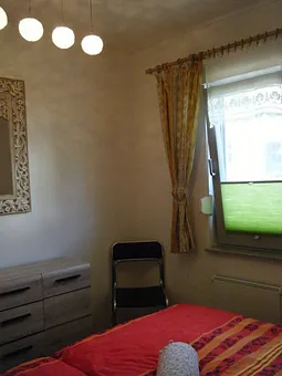 Schlafzimmer mit Außenrollo