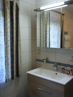 Badezimmer mit Fenster