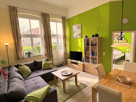 Der helle Wohnraum lädt zum Entspannen ein. 