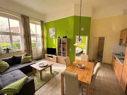 Wohnzimmer und Essbereich und Küchenzeile