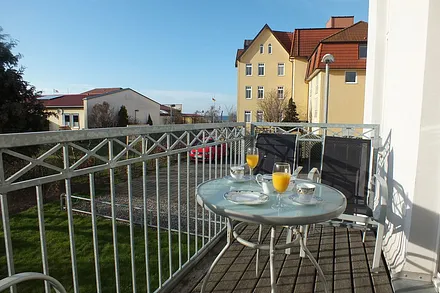 Der Balkon lädt zum gemütlichen morgendlichen Frühstück ein 