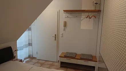 Einganstür Garderobe und Sitzbank