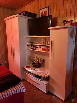 TV und Schrank
