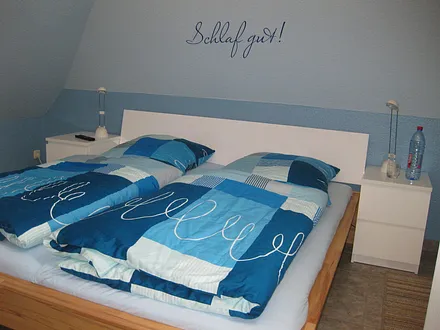 Schlafzimmer im DG (1 Doppelbett) mit Fernseher