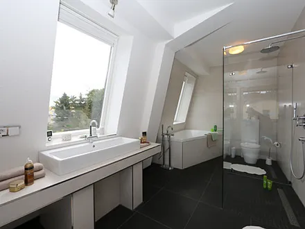 Bad mit Dusche und Wanne