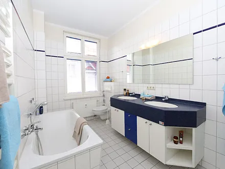 Bad mit Dusche und Badewanne