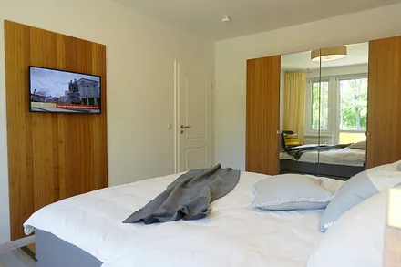 Boxspringbett und 32" Fernseher