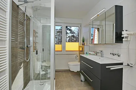 Tageslichbad mit ebenerdiger Dusche