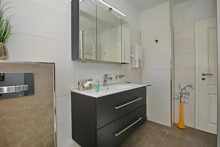 Waschtisch mit Spiegelschrank