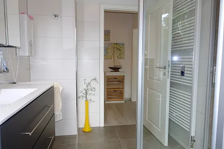 Bad mit Blick zum Flur