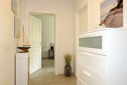 Flur mit Blick zum Schlafzimmer