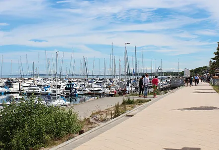 Promenade am Yachthafen