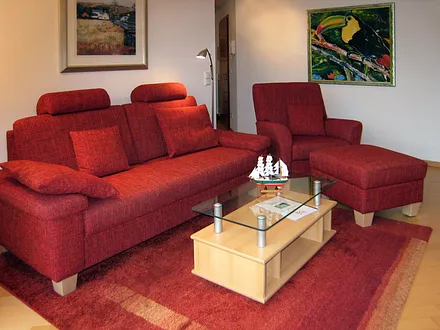 das Wohnzimmer mit gemütlicher Sitzgruppe