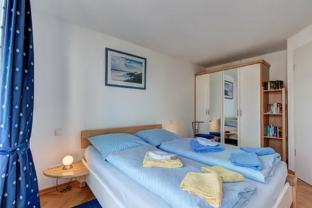 Schlafzimmer mit geräumigen Kleiderschrank