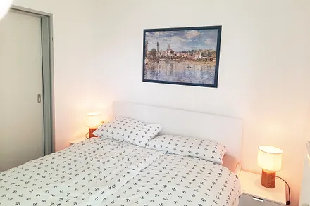 Blick in das kleine Schlafzimmer mit Doppelbett (160x200cm), Kleiderschrank ... 