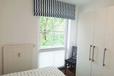 ... und elektrisch bedienbarem Außenrolladen für die Verdunkelung.