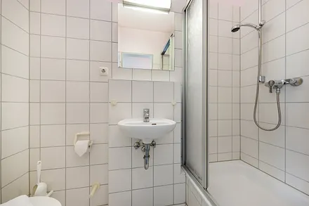 Das zweite, kleinere Bad mit Dusche und WC.