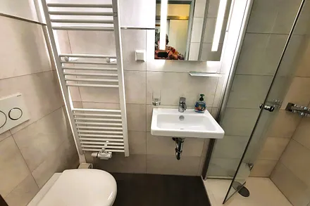 Das zweite, kleinere Bad ebenfalls mit superflacher Dusche und WC.