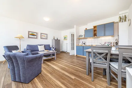 Das große, helle Wohnzimmer mit Küchenzeile. WLAn steht kostenfrei bereit.