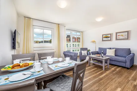 Alle Fenster sind zusätzlich zu den Gardinen mit Plissees ausgestattet. Sie sind nach Südosten ausgerichtet - für ein Frühstück mit Morgensonne!