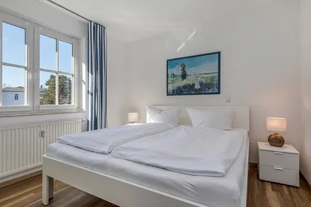 Hier der Blick in das größere Schlafzimmer.