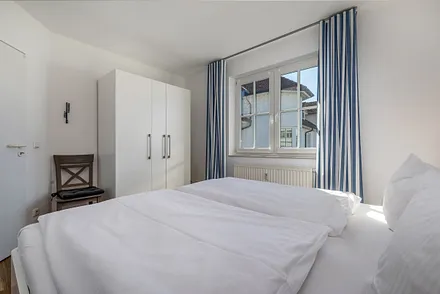 ... Kleiderschrank und einen elektrisch bedienbaren Außenrolladen.