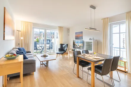 Wohn- und Essbereich mit angrenzendem Balkon