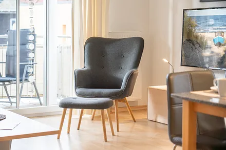 Wohnbereich mit angrenzendem Balkon