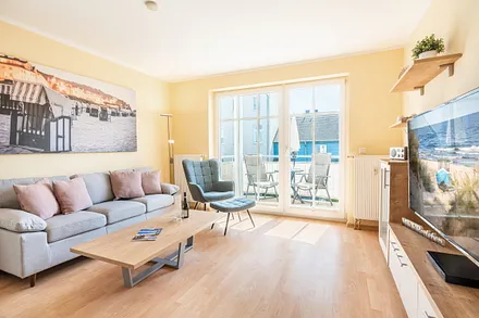 Wohnbereich mit angrenzendem Balkon