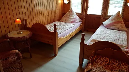 Schlafraum mit rustikalen Betten 
