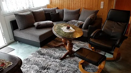 Auf diesem Foto sieht man die gemütliche Couchecke. 