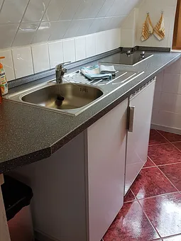 Kochmöglichkeit, mit Spühle, Kühlschrank und Arbeitfläche.