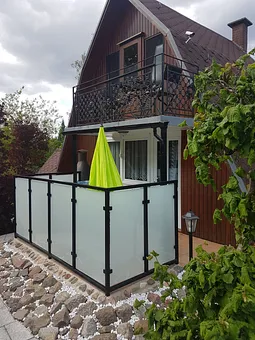 Seitenansicht von Terrasse und Balkon 